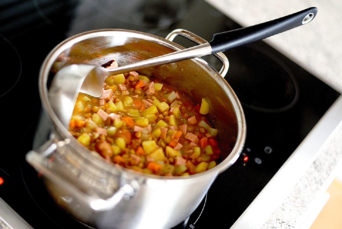 Кастрюля для индукционной плиты с супом