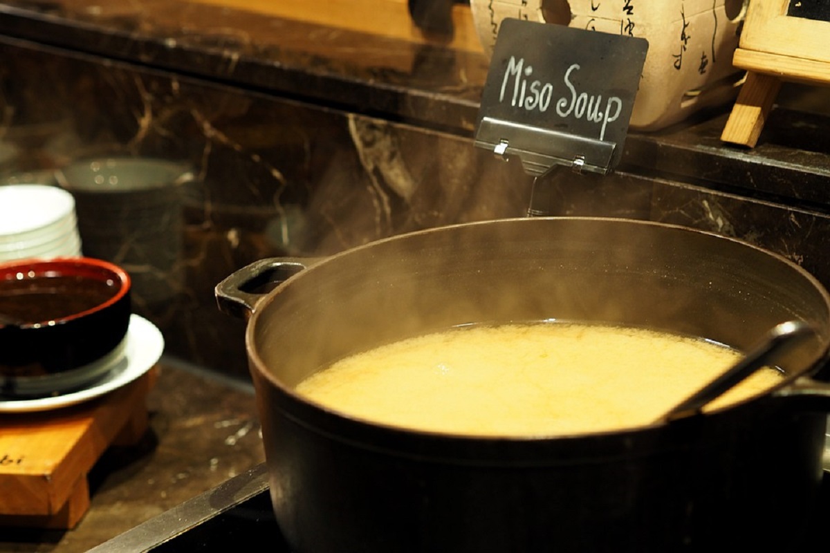 Чавунна каструля з крем- супом